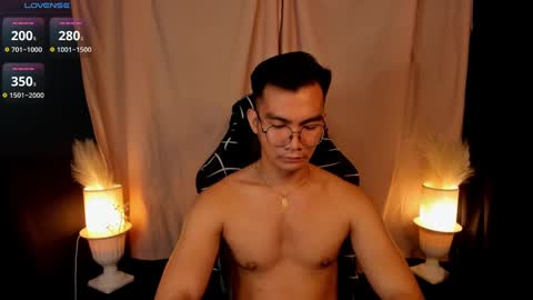 Snapshot of 000batman000 chatting on 02/19/25, 05:05 Bruce online show from 02/19/25, 05:05