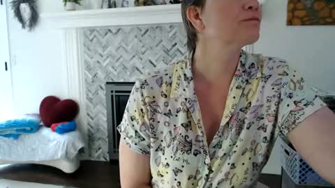 Aurora Willows online show from 06/18/26, 08:02