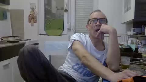 Snapshot of 1973man chatting on 02/10/26, 01:53 1973man online show from 02/10/26, 01:53