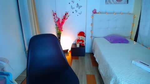 Snapshot of 19vanee chatting on 02/13/25, 03:35 stef read my description online show from 02/13/25, 03:35