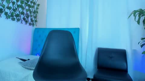 Snapshot of 19vanee chatting on 02/23/25, 04:46 stef read my description online show from 02/23/25, 04:46