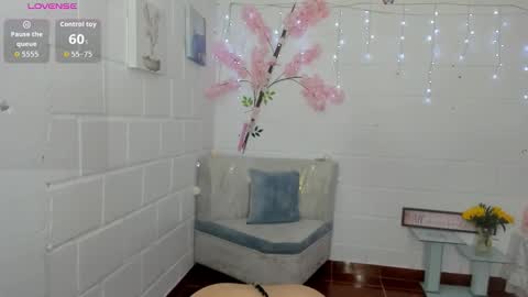 Snapshot of 19vanee chatting on 10/19/25, 07:58 stef read my description online show from 10/19/25, 07:58