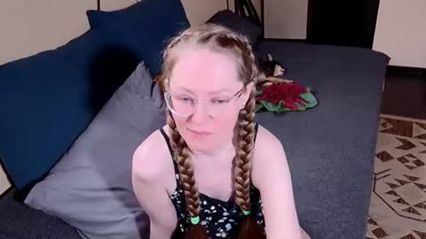 Snapshot of 1goldilocks chatting on 06/17/26, 04:30 online show from 06/17/26, 04:30