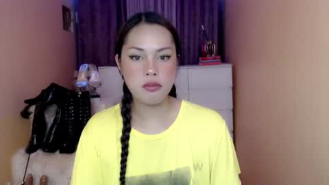 Snapshot of 1miracle_tranny chatting on 06/17/26, 07:00 1miracle_tranny online show from 06/17/26, 07:00
