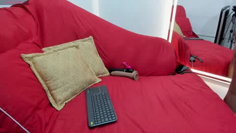 Snapshot of 1naughty_milf chatting on 01/18/25, 10:39 Luisa online show from 01/18/25, 10:39