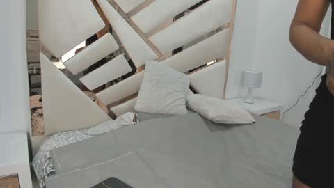 Snapshot of 1naughty_milf chatting on 02/01/25, 07:02 Luisa online show from 02/01/25, 07:02