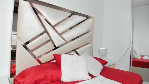 Snapshot of 1naughty_milf chatting on 02/09/25, 08:02 Luisa online show from 02/09/25, 08:02