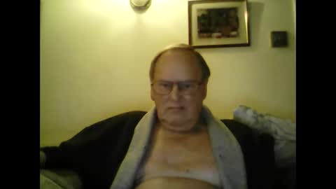 Snapshot of 1shorty chatting on 01/06/25, 08:18 1shorty online show from 01/06/25, 08:18