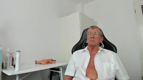 Snapshot of 200gentleman chatting on 05/04/26, 01:18 Henk online show from 05/04/26, 01:18
