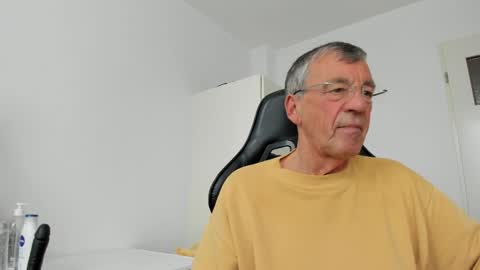 Snapshot of 200gentleman chatting on 05/20/26, 12:33 Henk online show from 05/20/26, 12:33
