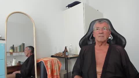 Snapshot of 200gentleman chatting on 06/21/26, 02:19 Henk online show from 06/21/26, 02:19