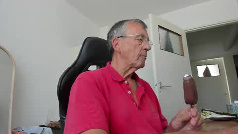 Snapshot of 200gentleman chatting on 06/24/26, 12:37 Henk online show from 06/24/26, 12:37