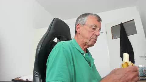 Snapshot of 200gentleman chatting on 07/05/26, 02:02 Henk online show from 07/05/26, 02:02
