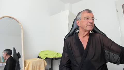 Snapshot of 200gentleman chatting on 07/07/26, 01:37 Henk online show from 07/07/26, 01:37