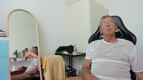Snapshot of 200gentleman chatting on 07/11/26, 02:42 Henk online show from 07/11/26, 02:42