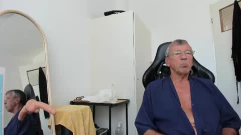 Snapshot of 200gentleman chatting on 07/12/26, 02:08 Henk online show from 07/12/26, 02:08
