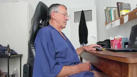Snapshot of 200gentleman chatting on 07/20/26, 09:56 Henk online show from 07/20/26, 09:56