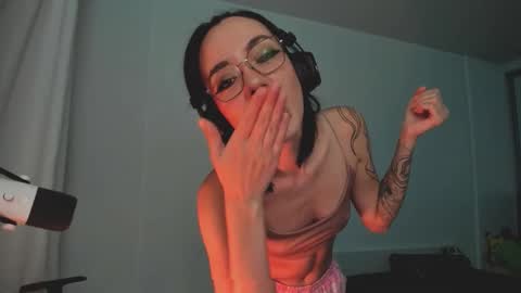 Snapshot of 2b_ chatting on 10/13/25, 04:01 Sasha weekend from 14 to 27 November online show from 10/13/25, 04:01