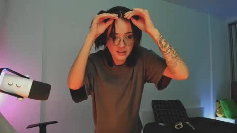 Snapshot of 2b_ chatting on 11/04/25, 11:59 Sasha weekend from 14 to 27 November online show from 11/04/25, 11:59