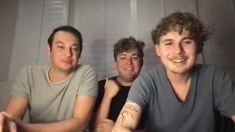 Snapshot of 2hungboys chatting on 04/19/26, 02:33 Roommates online show from 04/19/26, 02:33