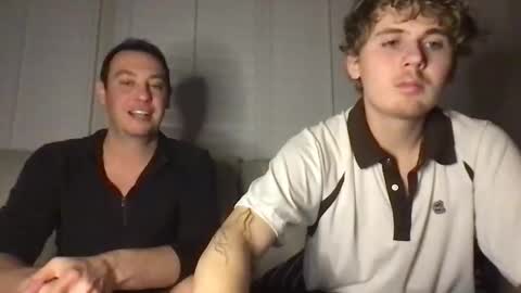 Snapshot of 2hungboys chatting on 04/30/26, 04:41 Roommates online show from 04/30/26, 04:41