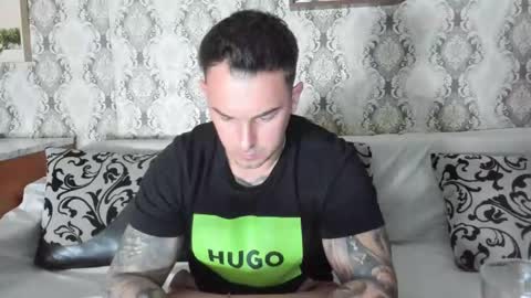 Snapshot of 2sexymuscles chatting on 03/06/25, 08:37 2sexymuscles online show from 03/06/25, 08:37