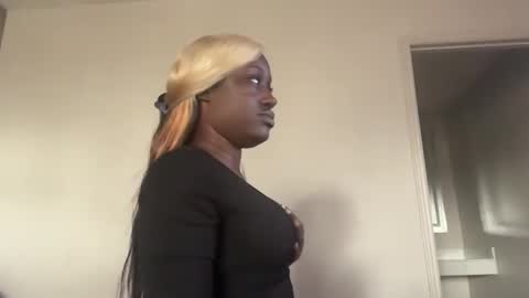 Snapshot of 304divinekarma chatting on 11/05/25, 08:42 GamerBaddieLux online show from 11/05/25, 08:42