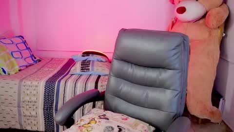 independent model online show from 03/24/26, 09:36