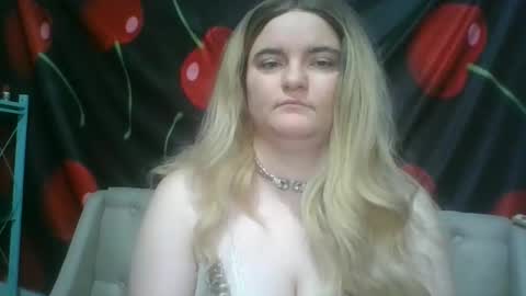 6redhotbunnie9 online show from 11/18/25, 12:38