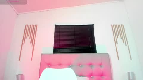 _aithanaa_ online show from 05/18/26, 06:47