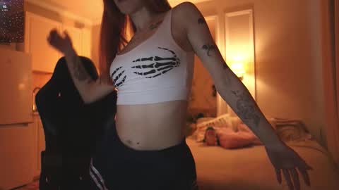 Snapshot of _alice_meyss_ chatting on 11/26/25, 09:43 _alice_meyss_ online show from 11/26/25, 09:43