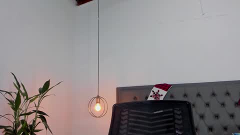 Snapshot of _aline_hall chatting on 12/04/24, 10:35 Alline Hall online show from 12/04/24, 10:35