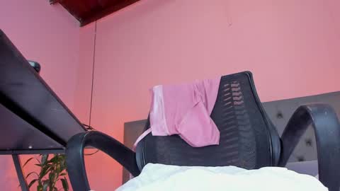 Snapshot of _aline_hall chatting on 02/04/25, 02:32 Alline Hall online show from 02/04/25, 02:32