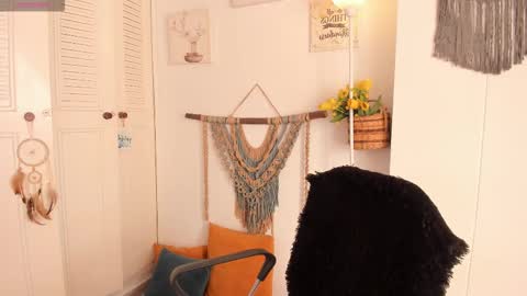 Ana Ruiz online show from 11/18/25, 09:19