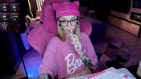 Snapshot of _black_fox__ chatting on 04/28/26, 12:42 Olivia Subscribe to my Fansly - online show from 04/28/26, 12:42