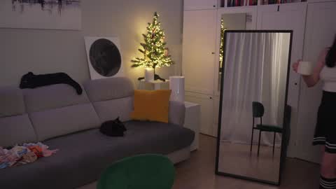 Lili online show from 12/08/24, 09:08