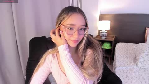 Snapshot of _bleuelune chatting on 05/05/26, 03:36 Mary online show from 05/05/26, 03:36