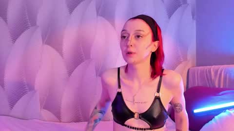 Snapshot of _ccrystaa_ chatting on 03/10/25, 05:33 Christina Chris online show from 03/10/25, 05:33