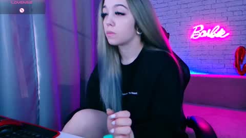 Snapshot of _crazybee_ chatting on 02/19/25, 05:05 Nica online show from 02/19/25, 05:05