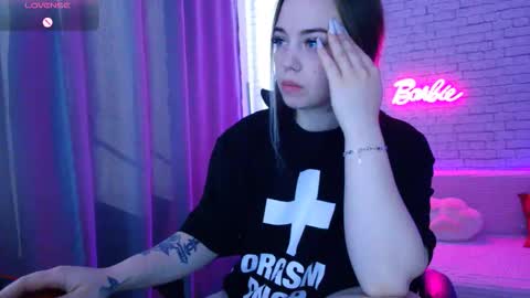 Snapshot of _crazybee_ chatting on 09/26/25, 05:44 Nica online show from 09/26/25, 05:44