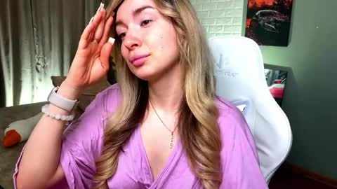 _crystal_moon_1 online show from 03/25/26, 10:16