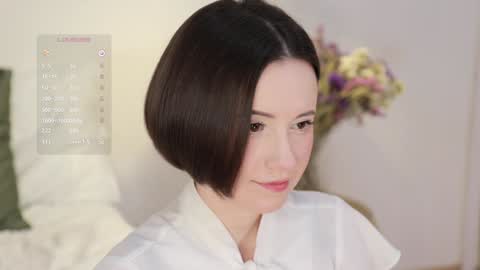 Snapshot of _female_essence_ chatting on 12/22/24, 11:31 Essie online show from 12/22/24, 11:31