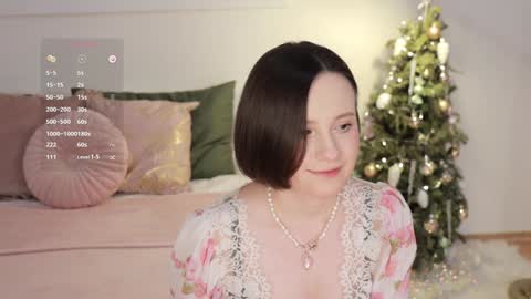 Snapshot of _female_essence_ chatting on 01/11/25, 12:33 Essie online show from 01/11/25, 12:33