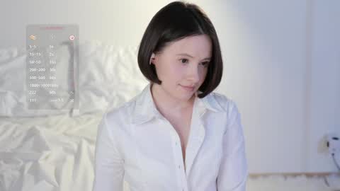 Snapshot of _female_essence_ chatting on 01/29/25, 10:22 Essie online show from 01/29/25, 10:22