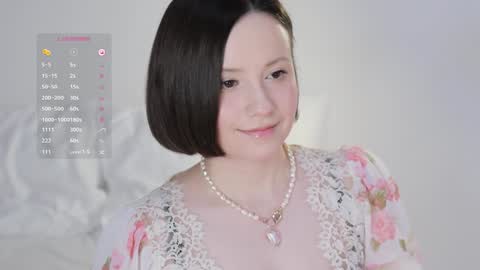 Snapshot of _female_essence_ chatting on 02/05/25, 09:15 Essie online show from 02/05/25, 09:15