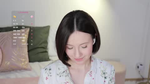 Snapshot of _female_essence_ chatting on 02/13/25, 10:12 Essie online show from 02/13/25, 10:12