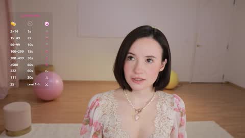 Snapshot of _female_essence_ chatting on 09/18/25, 03:25 Essie online show from 09/18/25, 03:25