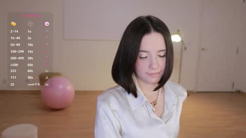 Snapshot of _female_essence_ chatting on 10/08/25, 04:37 Essie online show from 10/08/25, 04:37