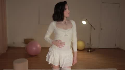 Snapshot of _female_essence_ chatting on 10/10/25, 02:27 Essie online show from 10/10/25, 02:27