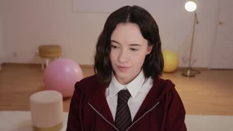 Snapshot of _female_essence_ chatting on 10/15/25, 01:44 Essie online show from 10/15/25, 01:44